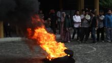 Perkumpulan Persaudaraan Mahasiswa Batak UIN Suska Riau menggelar aksi di Gedung Fakultas Ushuluddin (foto/int)