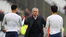 Jose Mourinho tampak senang, setelah timnya meraih kemenangan. Foto: Catherine Ivill/Getty Images)