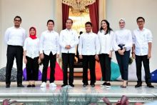 Presiden Joko Widodo bersama staf khusus presiden milenial