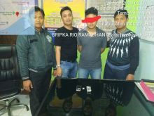 Kepolisian Sektor Kawasan Pelabuhan (KSKP) Tembilahan amankan pelaku yang diduga sebagai pengedar narkoba jenis sabu di Jalan Kihong (foto/Rgo)