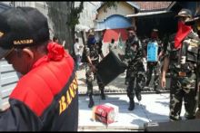 Anggota Banser Kabupaten Demak mengeluarkan sound system dan miras dari tempat karaoke yang digerebek, Minggu (24/11/2019). FOTO/iNews