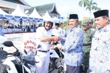 Diskes Siak berikan 4 unit sepeda motor 'Gegas Karmila' (Gerakan Petugas Kunjungi Keluarga Miskin Dan Lansia) (foto/Lin)