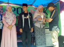 Sejumlah sastrawan muda dan seniman di Bengkalis turut berpartisipasi dan meramaikan kegiatan Sosialisasi Kelembagaan dan Pengawasan Pilkada yang ditaja Bawaslu Kabupaten Bengkalis yang diselenggarakan di arena Car Free Day yang digagas Politeknik Negeri Bengkalis (foto/Hari)