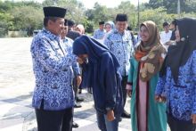 Warga Kampung Lalang Kecamatan Sungai Apit sengaja datang untuk mengucapkan terimakasih kepada Bupati Siak, usai peringatan Hari Kesehatan Nasional di halaman Kantor Bupati Siak (foto/Lin)