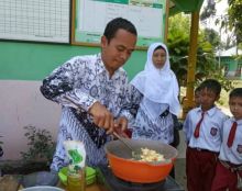 Ada yang berbeda dalam perayaan Hari Guru di SD Negeri 1 Benteng Hulu, Mempura (foto/Lin)