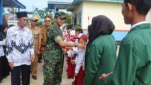 Sekretaris Kesbangpol Inhil Marlis Syarif dan Dandim 0314/Inhil Letkol Inf Imir Faishal menjalin silaturahmi ke SDN 10 Sungai Beringin Tembilahan (foto/Rgo)