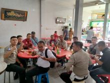 Untuk menjalin silaturrahmi serta menambah keakraban, Kasatlantas Polres Bengkalis AKP Hairul Hidayat S.IK gelar coffee morning bersama insan pers (foto/Hari)