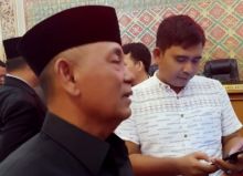 Bupati Pelalawan HM Harris menghimbau, seluruh warga untuk selalu memeriksakan kesehatannya ke Puskesdes, Pustu atau Puskesmas terdekat (foto/Ardi)