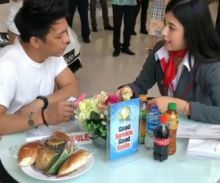 Ariel Noah beradu pandang dengan gadis cantik ini saat ingin membeli mobil (foto/int)
