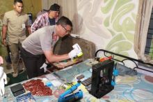 Kapolda Riau Irjen Pol Agung Setya Imam Effendi saat mengecek alat-alat pembuatan pil ekstasi