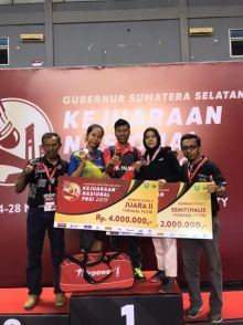 Ketua PBSI Riau bersama Nurul dan Nurhafizah, peraih mendali di Kejurnas