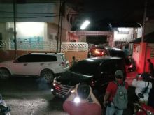 Terlihat beberapa unit.mobil keluar dari halaman kantor milik DH. 