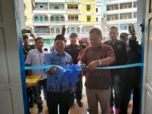 Bupati Bengkalis Amril Mukminin yang diwakili Sekda Bengkalis H Bustami HY meresmikan kantor Persatuan Wartawan Indonesia (PWI) Kabupaten Bengkalis (foto/int)