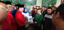 Pasangan Bakal Calon Bupati (Bacabup) Kuansing, H. Halim dan Bakal Calon Wakil Bupati (BalonWabup) Komperensi, SP. MSI mengembalikan Formulir Pendaftaran ke DPC PKB Kuansing (foto/zar)