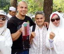 Jonru Ginting pamer foto bareng seorang anggota gangster asal Kanada (foto/int)