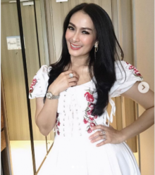 Penampilan cantik Iis Dahlia sehingga ada netizen yang menyebutnya mirip boneka Barbie. Foto: int 