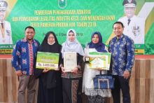 Para mitra bina berfoto bersama dengan perwakilan Community Development PT RAPP (foto/ist)