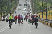 Rombongan Pengurus Daerah Bhayangkari dan Pengurus Yayasan Kemala Bhayangkari Daerah Riau melaksanakan kegiatan bersepeda santai Goes to Siak Sri Indrapura (foto/Lin)