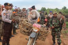 Tim gabungan dari TNI, Polri, BPBD dan Satpol PP gelar gladi simulasi penanggulangan bencana Kebakaran Hutan dan Lahan (foto/Rgo)