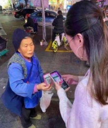 Pengemis di China yang sudah menggunakan transaksi digital untuk menerima derma dari orang lain. Foto: int 