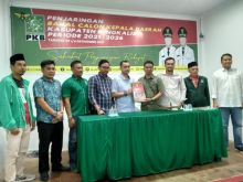 Bakal Calon Bupati Bengkalis Kasmarni S.Sos MMP yang diwakilkan Tim suksesnya Zikro SH didampingi Suib Idris mengembalikan formulir pendaftaran Balo Bupati periode 2021-2026 ke DPC PKB Bengkalis (foto/Hari)