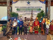 Dinas Perpustakaan Kabupaten Siak menerima Penghargaan Kabupaten Terbaik 1 tingkat Nasional dalam Program Transformasi Perpustakaan berbasis Inklusi Sosial Literasi Untuk Kesejahteraan Tahun 2019 (foto/Lin)