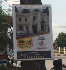 Wakil Ketua DPRD Kota Pekanbaru Tengku Azwendi menyesalkan banyaknya spanduk iklan yang terpasang di pohon (foto/Put)