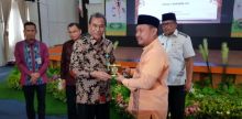 penandatangan Memorandum of Understanding (MoU) oleh Wakil Rektor III UIR Ir H Rosyadi, MSi dengan Bupati Kampar H Catur Sugeng Susanto