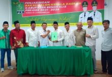 Abdul Kadir salah satu Bakal Calon (Balon) Bupati Bengkalis menyerahkan berkas formulir pendaftaran di Pilkada 2020 (foto/Hari)