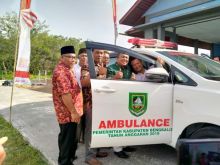 Anggota DPRD meneteskan air mata saat menyerahkan ambulance (foto/Hari)