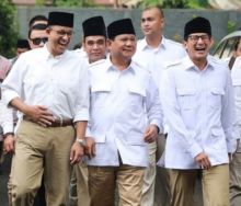 Anies Baswedan dan Sandiaga Uno tertawa sementara Prabowo tersenyum (foto/int)