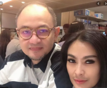 Iis Dahlia bersama suami Satrio Dewandono. Foto: int 