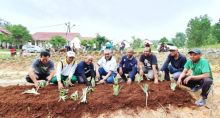 Karyawan dan Warga Kelola Lahan Kosong Jadi Kebun