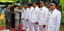 Bupati Kuantan Singingi Drs. H. Mursini, M.Si melantik Kepala Desa se Kecamatan Kuantan Tengah (foto/Zar)
