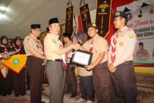 Kwartir Cabang 09 Gerakan Pramuka Siak dan Dewan Kerja Cabang Siak mendapat penghargaan (foto/Lin)
