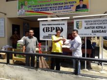 Perusahaan yang ikut memberikan bantuan bagi warga yang terkena musibah banjir, adalah PT TBS (foto/zar)