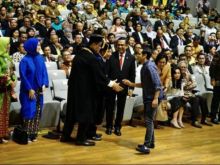 Penampilan Mendikbud Nadiem Makarim saat pelantikan Rektor UI yang masih sering disorot publik. Foto: int 