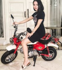 Wika Salim naik sepeda motor (foto/int)