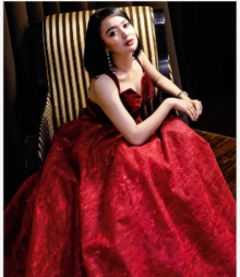 Wika Salim tampak anggun mengenakan gaun merah. Foto: int 