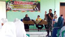 Danramil 03/Tempuling Kodim 0314/Inhil Kapten Arh Sugiyono memberikan pembekalan wawasan kebangsaan bagi pelajar kali ini bertempat di Balai Desa Harapan Jaya (foto/Rgo)