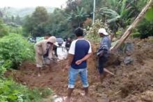 Akses jalan Padang-Solok Selatan lumpuh total akibat longsor yang terjadi, Jumat (13/12/2019) sekitar pukul 08.00 WIB Foto: dok BPBD Kabupaten Solok  