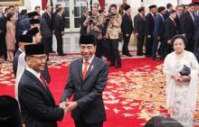 Presiden Joko Widodo berjabat tangan dengan Wiranto saat pelantikan Watimpres (R24/int)