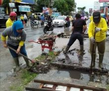 Petugas kebersihan saat membersikan drainase yang dangkal. (R24/int)