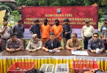 Kapolda Riau Irjen Pol Agung Setia Imam Efendi bersama stakeholder lainnya melakukan press release terkait pengungkapan penyelundupan satwa liar, Minggu (15/12/2019) di Kebun Binatang Kasang Kulim.