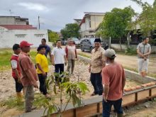 Bupati Siak H Alfedri,  menyapa warga sekaligus melihat pembangunan fasilitas umum (foto/Lin)