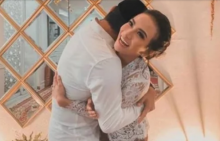 Raut bahagia terpancar dari wajah Vanessa Angel dalam pernikahannya yang digelar Minggu sore kemarin. Foto: int  