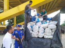 Petugas Ditpolairud Polda Riau saat memperlihatkan satwa liar yang berhasil digagalkan penyelundupannya ke luar negeri. 