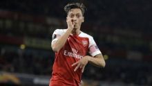 Seragam bertuliskan nama Mesut Ozil dibakar suporter Arsenal di China (foto/int)