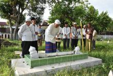 Dipimpin Ketua MUI Kabupaten Bengkalis, H Amrizal dan Ustadz Ahmad Fadhli Saputra, bersama sejumlah pengurus yang akan berkhidmat selama 2019-2024, melakukan ziarah ke makam para mantan Ketua MUI (foto/Hari)