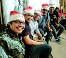 Ade Armando bersama rekannya kompak pakai topi Sinterklas atau topi natal (foto/int)